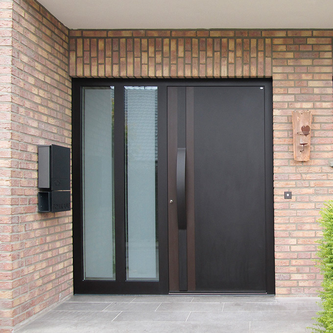 Haustür in Schwarz mit Seitenteilen von HDE